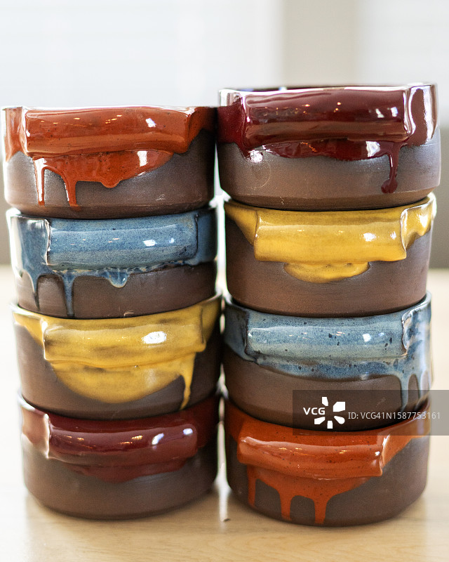 彩色陶碗堆图片素材
