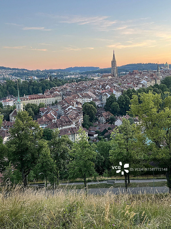 瑞士伯尔尼日落时分的树木与建筑图片素材