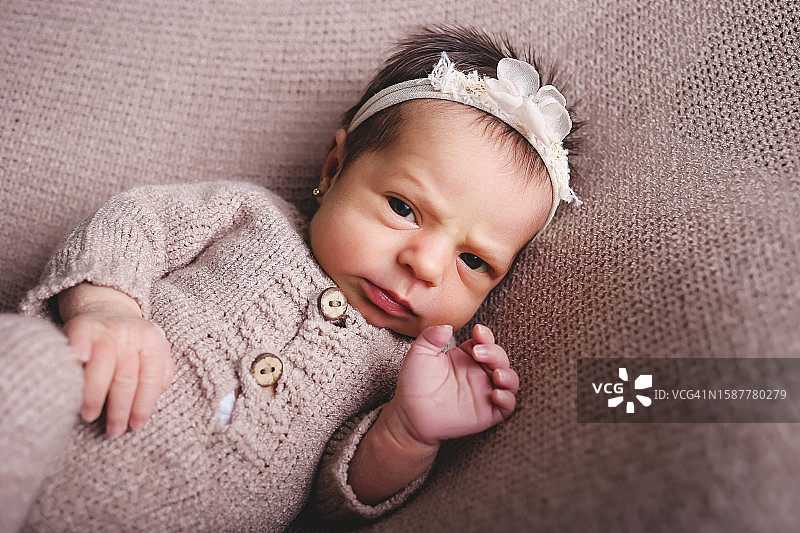 家里躺在沙发上的可爱女婴肖像图片素材