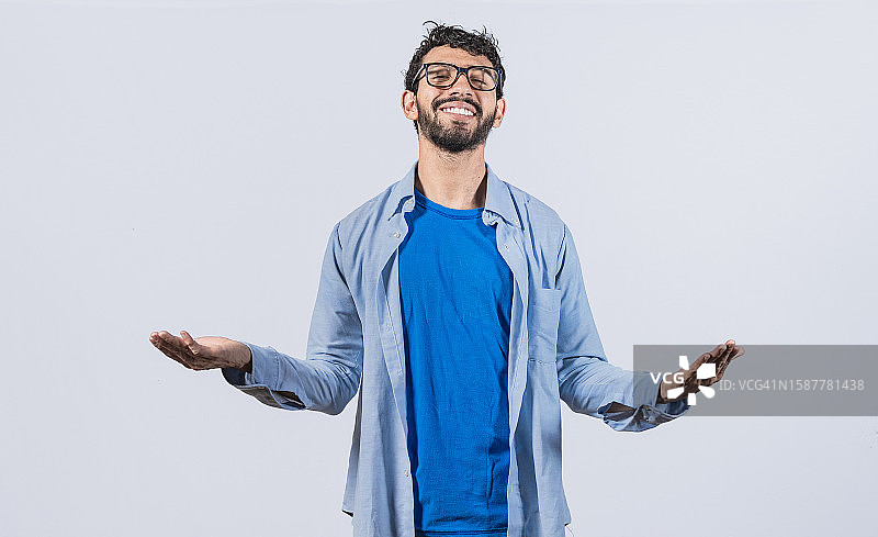 站在白色背景前的微笑男人肖像，尼加拉瓜马那瓜图片素材