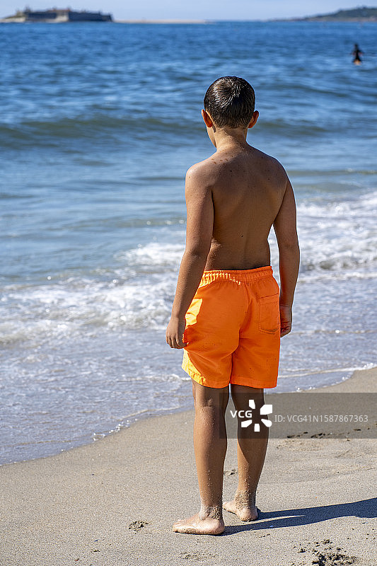 海滩上的小男孩图片素材