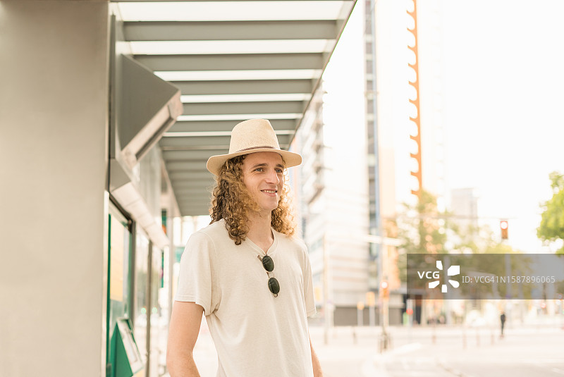 探索城市的年轻男游客，在市中心车站等候电车图片素材