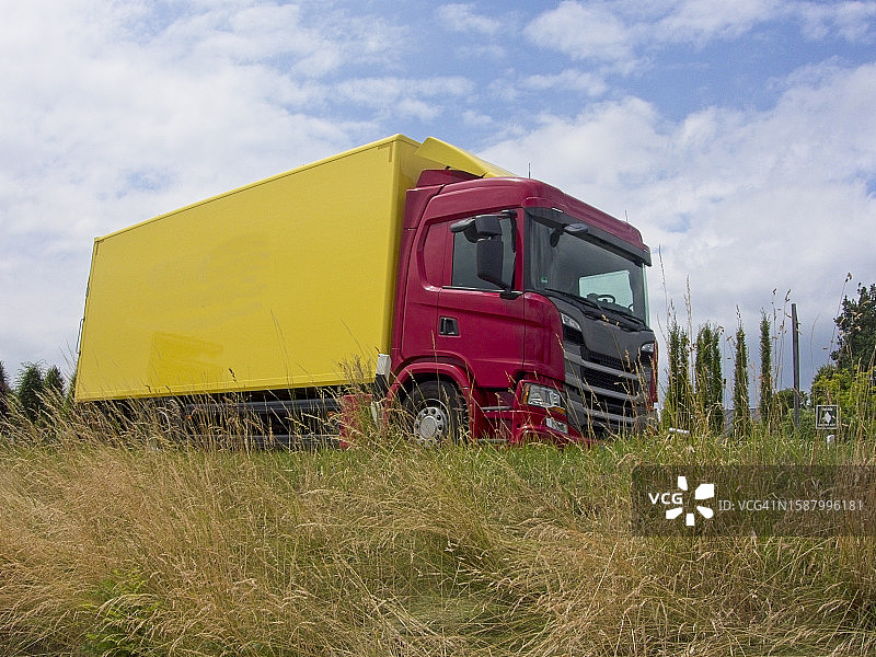 运货卡车配送货物图片素材