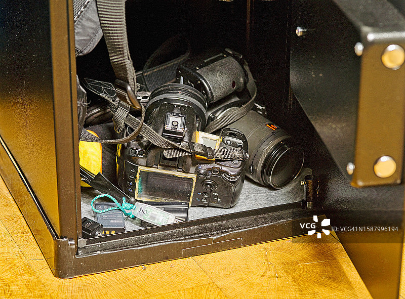 带摄影器材的金属保险箱图片素材