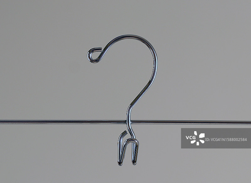 灰色背景上金属衣架上的挂钩图片素材