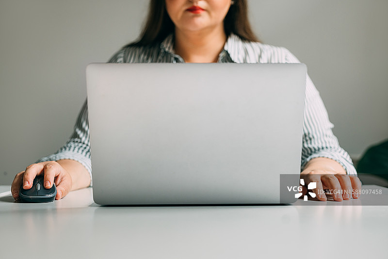 女会计师在笔记本电脑上分析财务报告图片素材