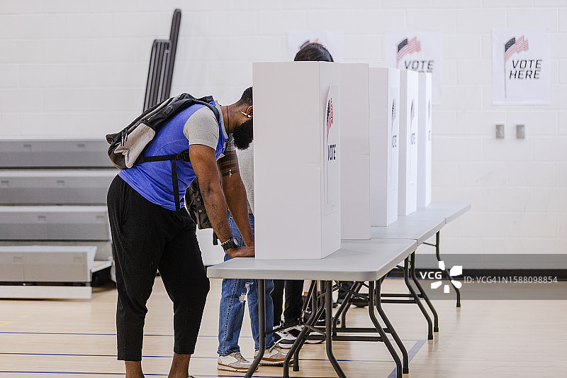 选民在投票站填写选票图片素材