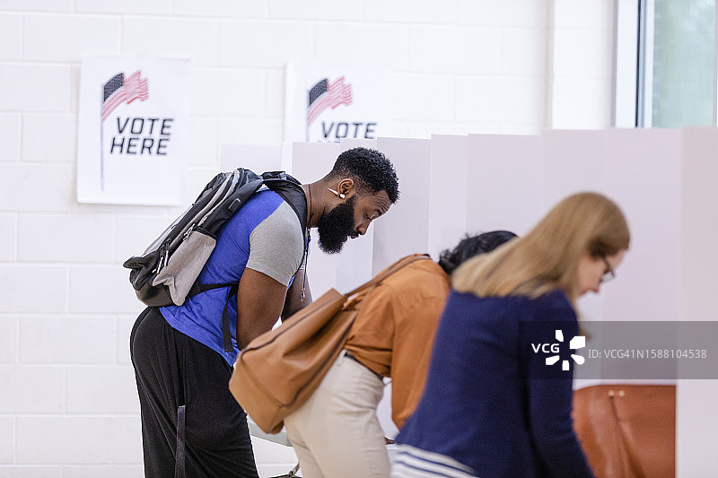 不同肤色的人们在投票时思考图片素材