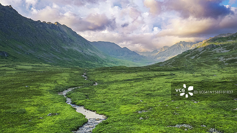 无人机拍摄的塔尔基特纳山脉图片素材