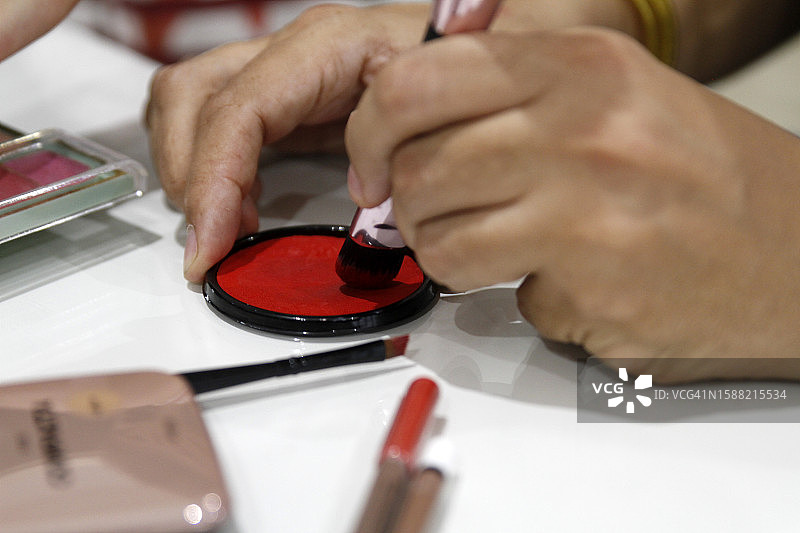 女子使用散粉化妆特写图片素材