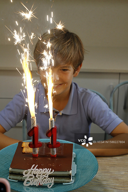 手捧生日蛋糕的男孩图片素材