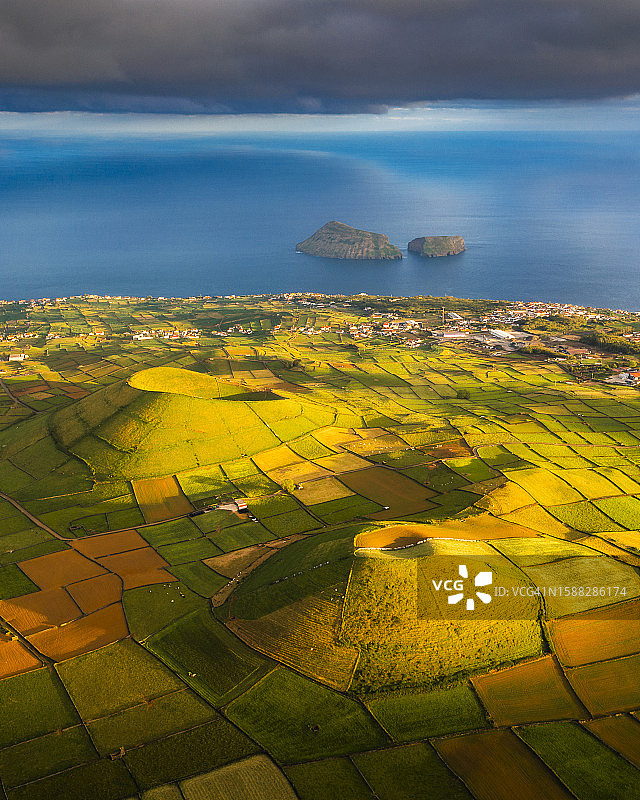 亚速尔群岛的火山口和农田鸟瞰图图片素材