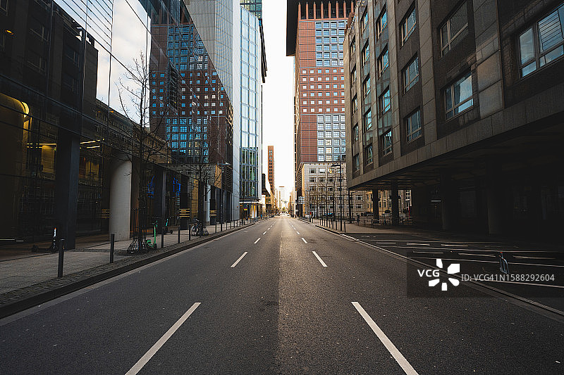 德国法兰克福金融区空旷的道路图片素材