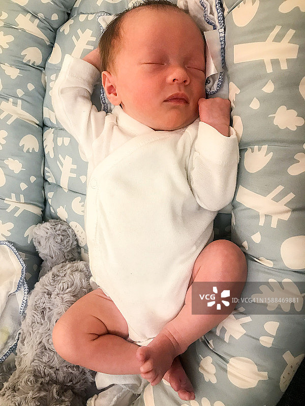 睡在床上的新生儿图片素材