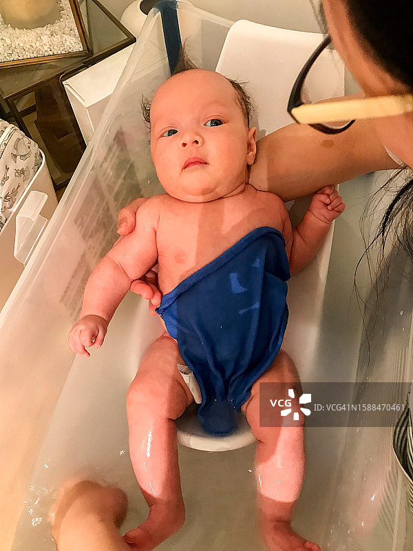 给新生儿洗澡图片素材