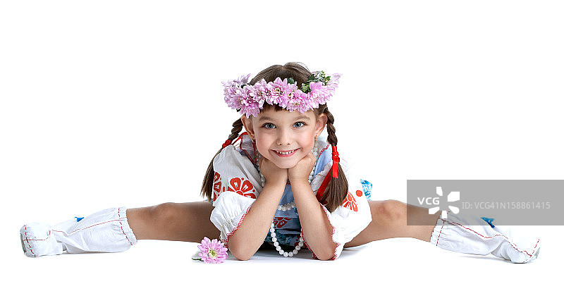 穿着斯拉夫服装的小舞者劈叉图片素材