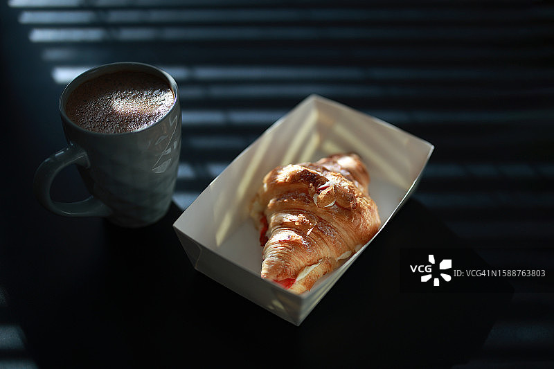 羊角面包和卡布奇诺咖啡早餐图片素材