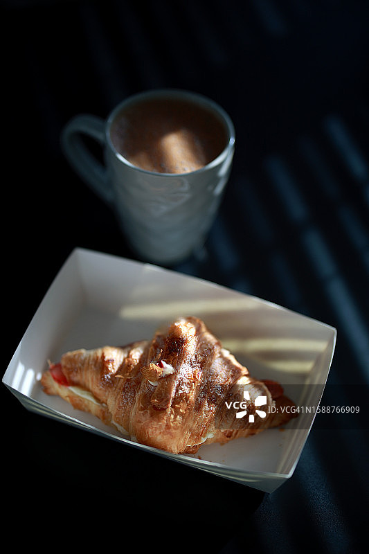 羊角面包和卡布奇诺咖啡早餐图片素材