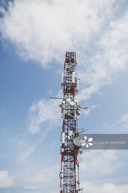 带微波链路和电视发射天线的电信桅杆（蓝天背景）图片素材