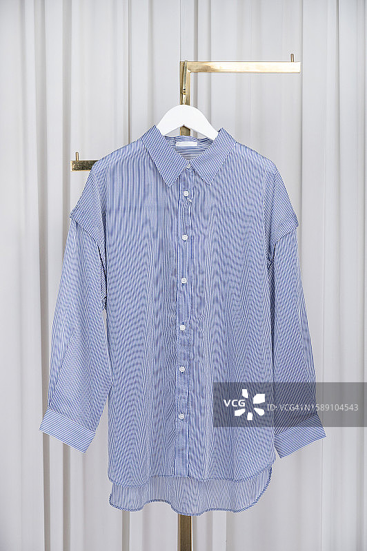 优雅女士衬衫悬挂展示-时尚概念图片素材