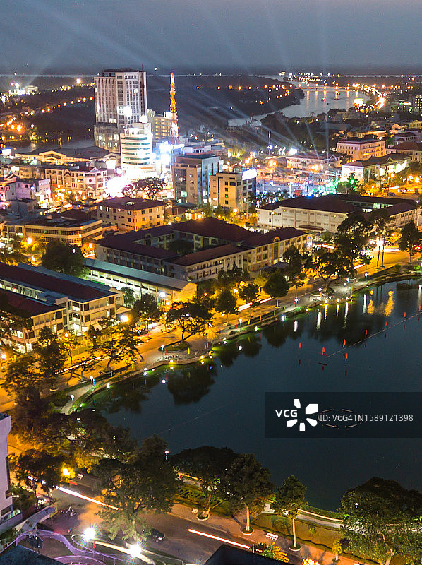从上方俯瞰槟椥市，槟椥市的夜景图片素材