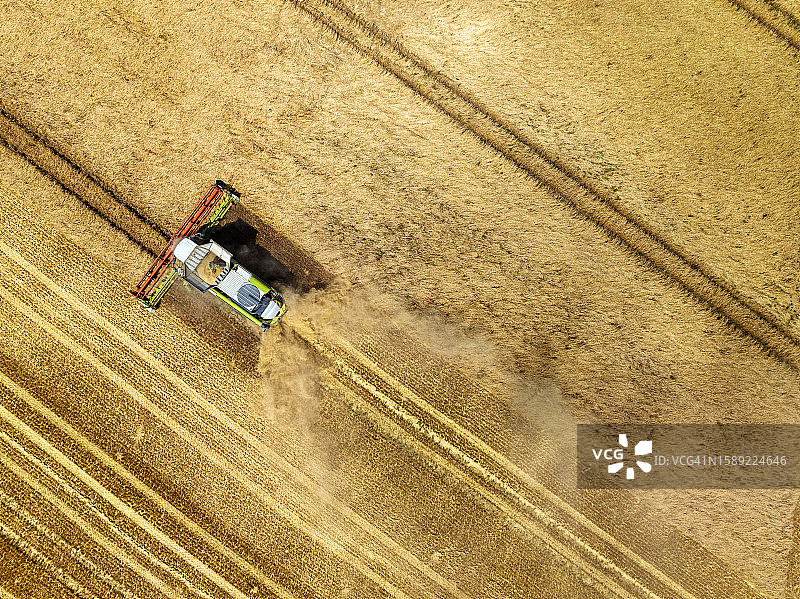 航拍粮食收割图片素材