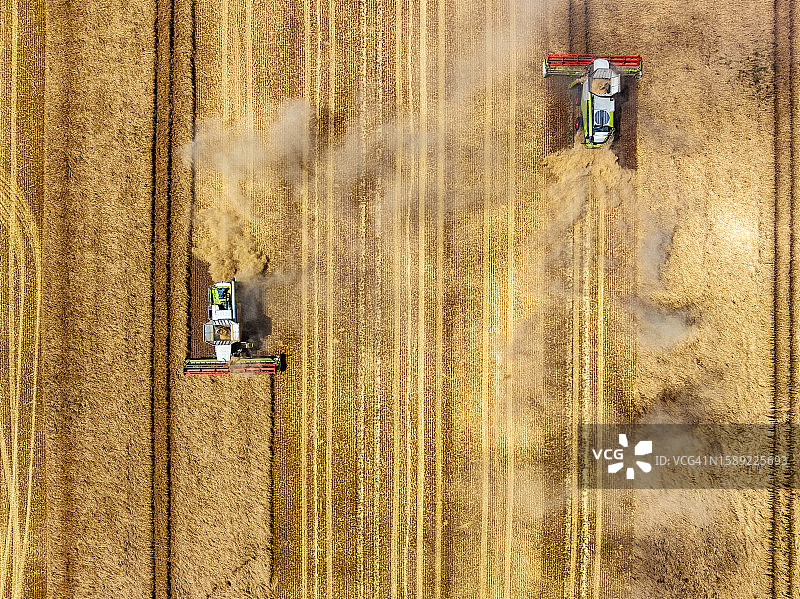 航拍粮食收割图片素材