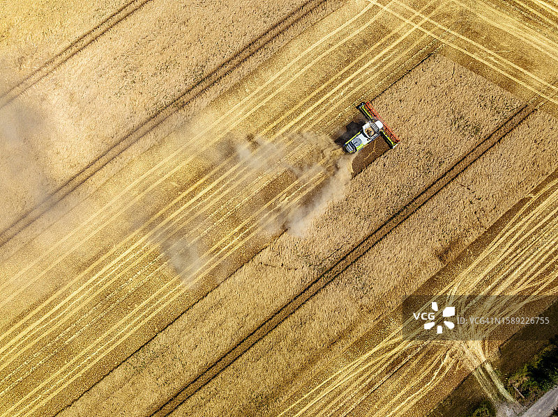 航拍粮食收割图片素材
