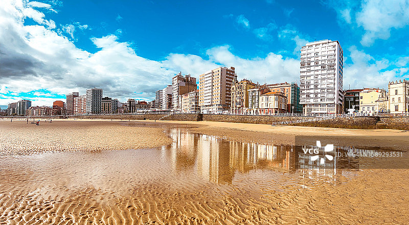 退潮时分西班牙希洪的海滩城市风光图片素材