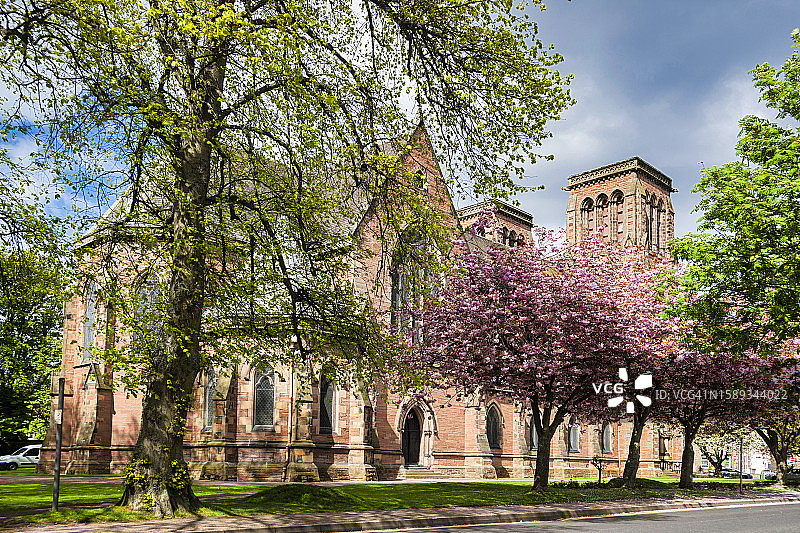 2014年5月6日，因弗内斯市。春天里有樱花的因弗内斯大教堂。英国苏格兰高地地区图片素材