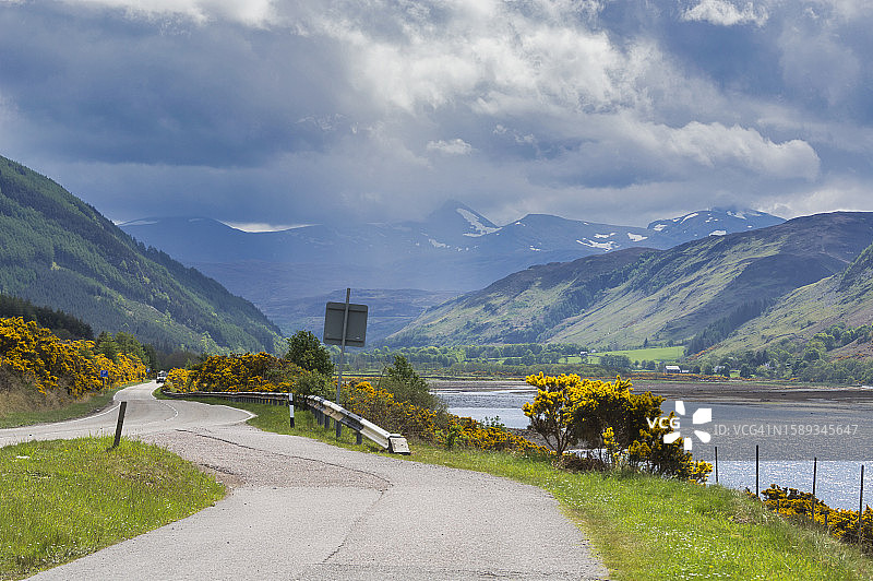 苏格兰西部高地厄拉普尔附近。2014年5月13日。从莱克梅尔望向布鲁姆湖口；英国苏格兰高地地区厄拉普尔附近图片素材