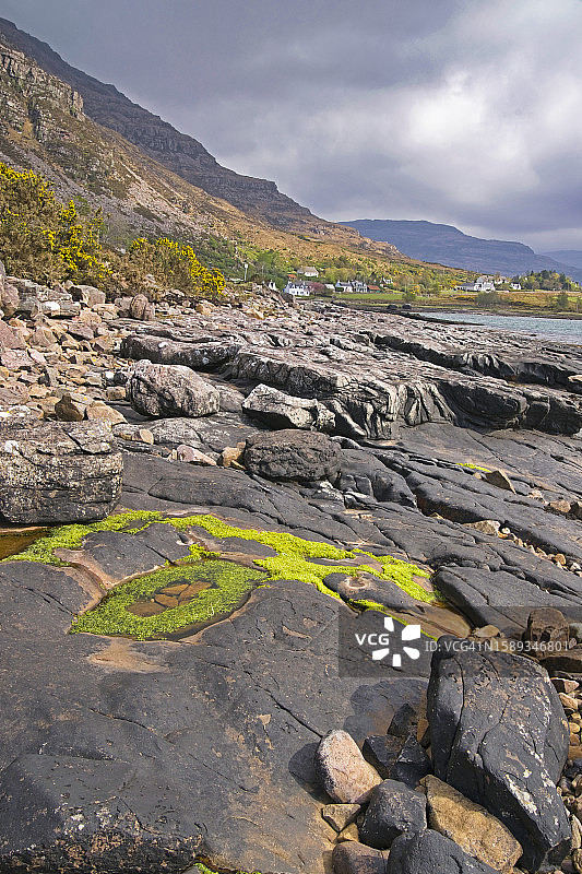 从托里登村（A896）向东看，位于上托里登湖尽头的岩石海岸，苏格兰高地地区，英国图片素材