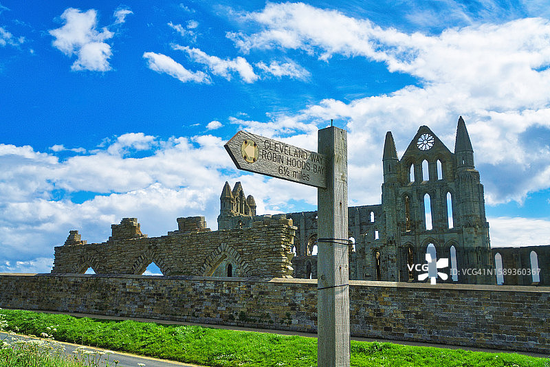 向东看惠特比修道院在泰特山的遗址。英国北约克郡海岸惠特比。图片素材