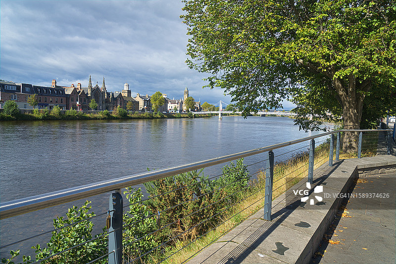 沿尼斯河（朝市中心方向）和因弗内斯市中心附近的尼斯桥的树木繁茂的小路向北看图片素材