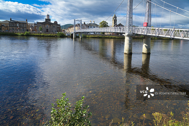 沿尼斯河（朝市中心方向）和因弗内斯市中心附近的尼斯桥的树木繁茂的小路向北看图片素材