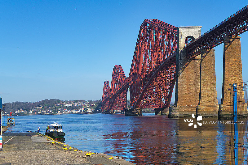 福斯铁路桥横跨福斯河，位于南昆斯费里，从旧码头观看，南昆斯费里，西洛锡安，爱丁堡，苏格兰，英国图片素材