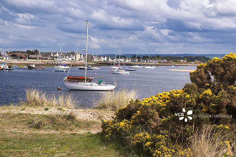 英国苏格兰高地地区默里湾弗雷斯附近的芬德霍恩湾图片素材