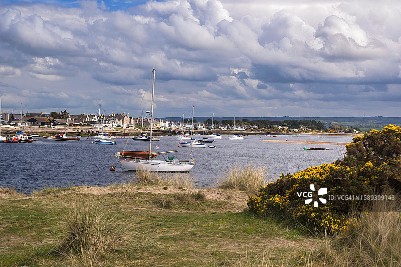 英国苏格兰高地地区默里湾弗雷斯附近的芬德霍恩湾图片素材