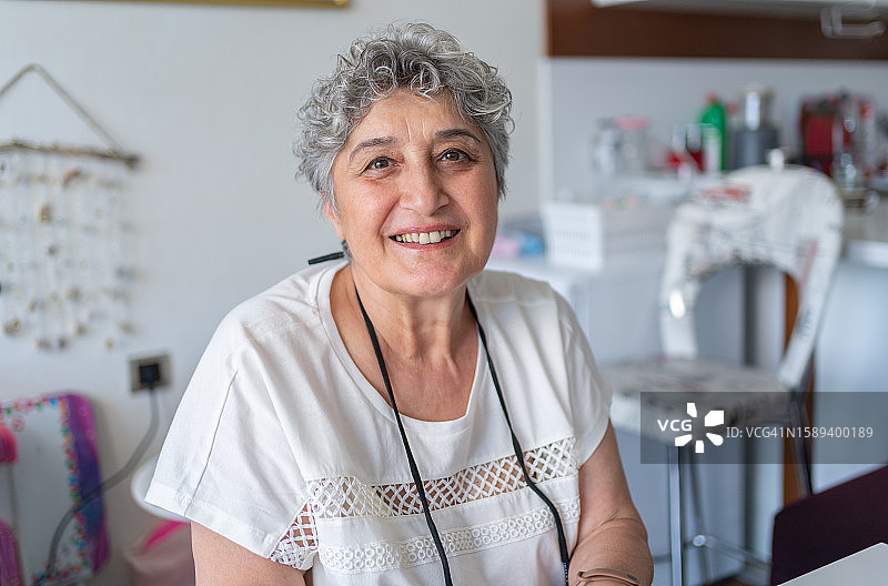 年长的女人肖像图片素材