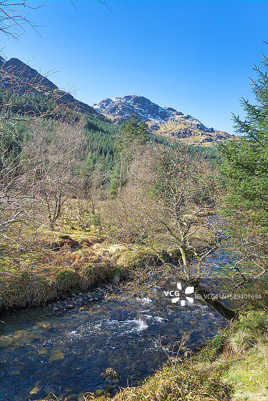 仰望克罗河，位于著名的休息与感恩之路脚下图片素材