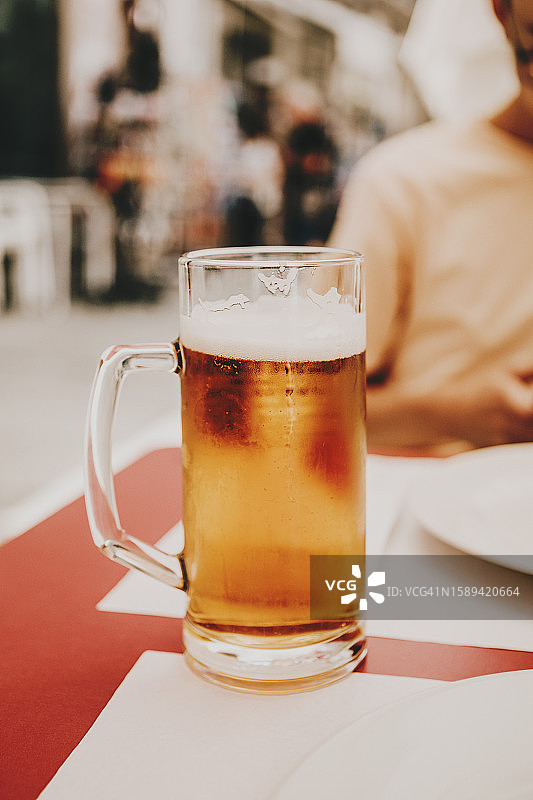 露台上带有阴影的啤酒罐图片素材