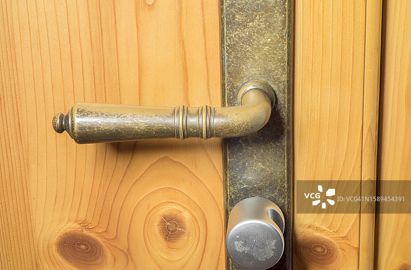 带黄铜把手的木门图片素材