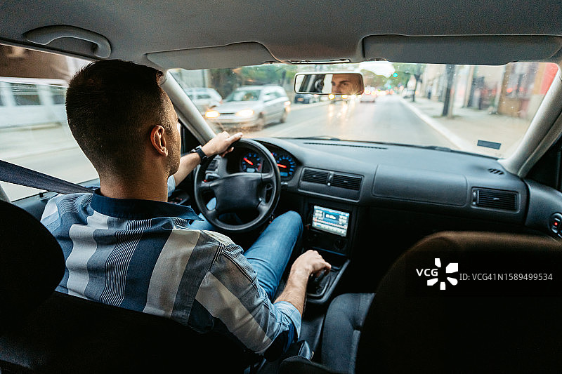 年轻男人开车图片素材