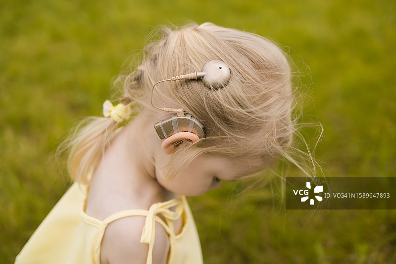 小女孩的耳蜗植入设备图片素材