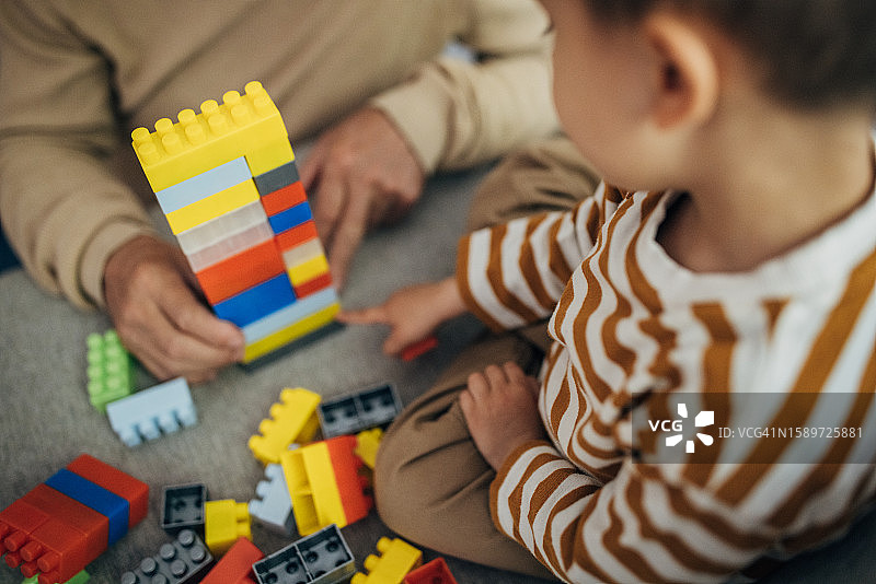 男人和孙子一起玩耍图片素材