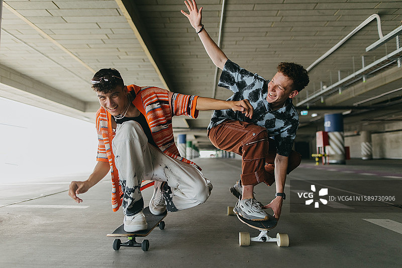 Z世代朋友在停车场滑滑板图片素材