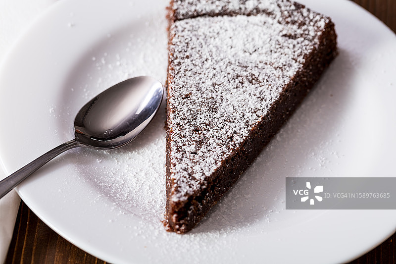 白色盘子里的巧克力蛋糕片图片素材