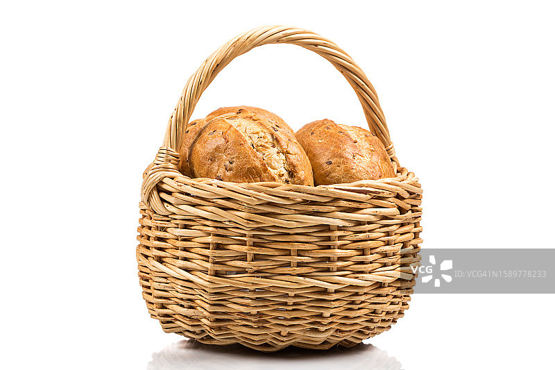 白色背景上的柳条筐面包图片素材