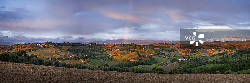 托斯卡纳：卢卡多附近的丘陵景观图片素材