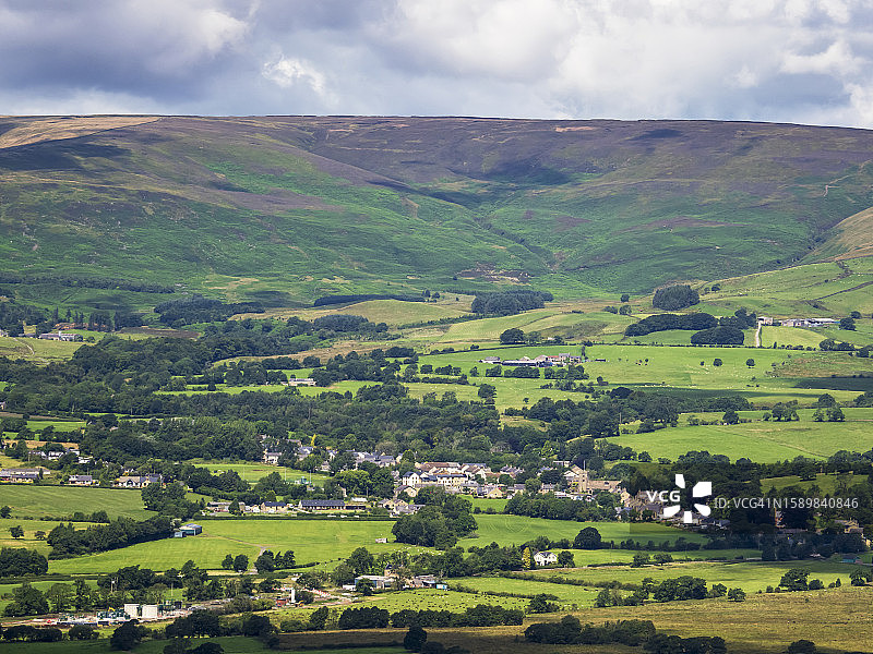 从英国兰开夏郡朗里奇费尔俯瞰奇平镇和博兰丘陵图片素材